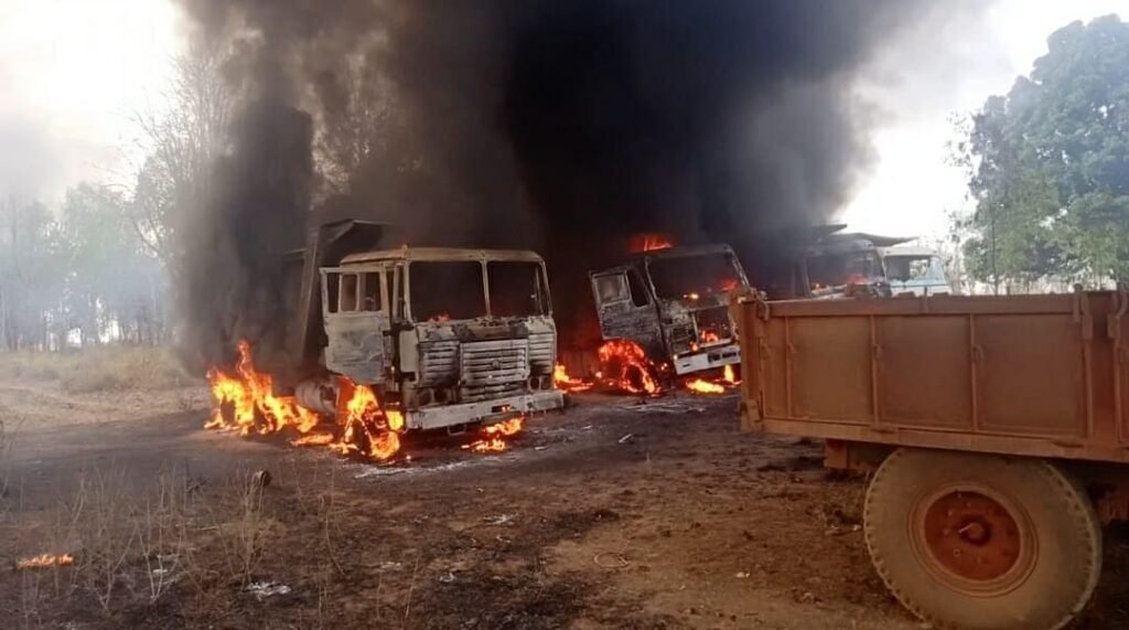 Naxalites set fire to five vehicles