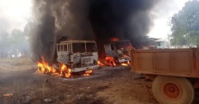Naxalites set fire to five vehicles