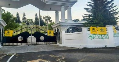 Khalistan flags on the gate