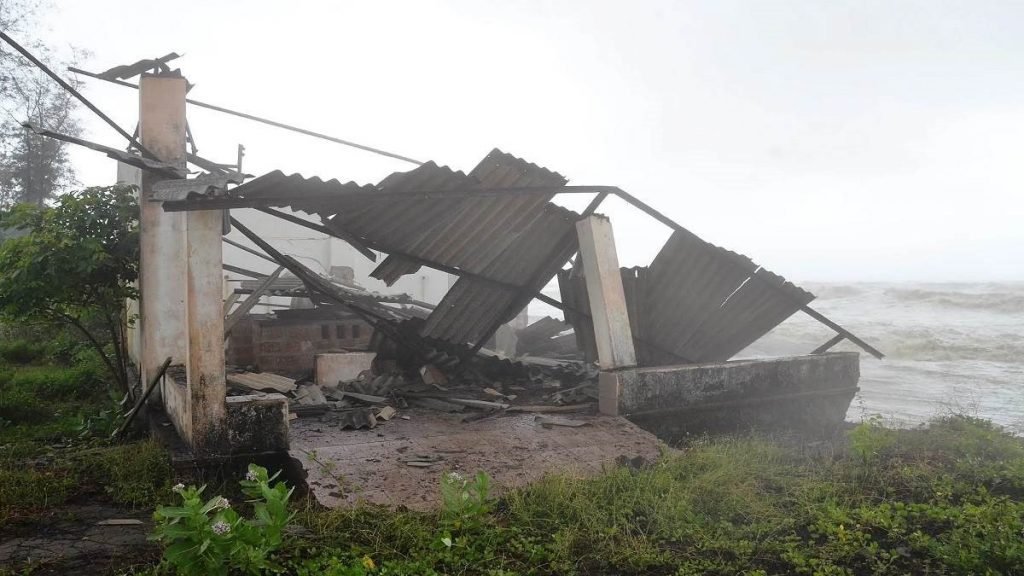 Cyclonic storm hits Kerala's Chalakudy